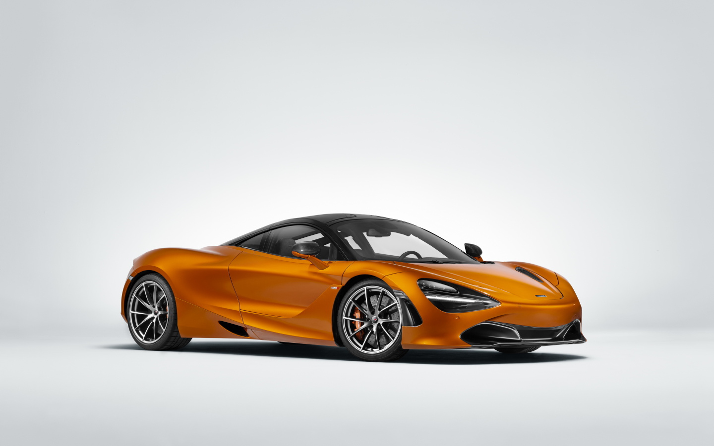Спортивный автомобиль McLaren 720S Coupe 