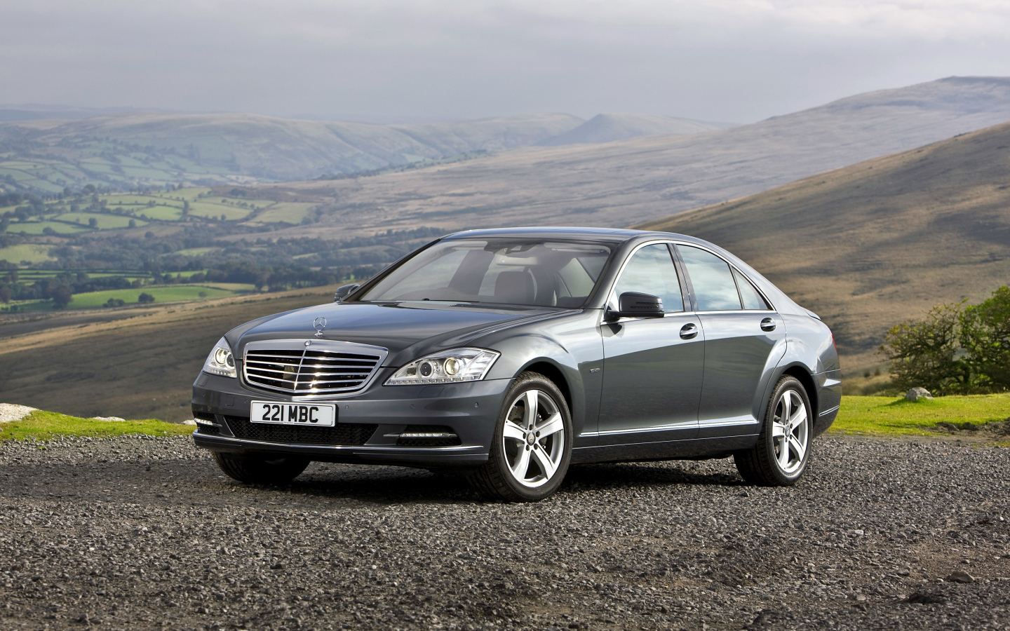 Автомобиль Mercedes-Benz S-Class цвет серебристый металлик 