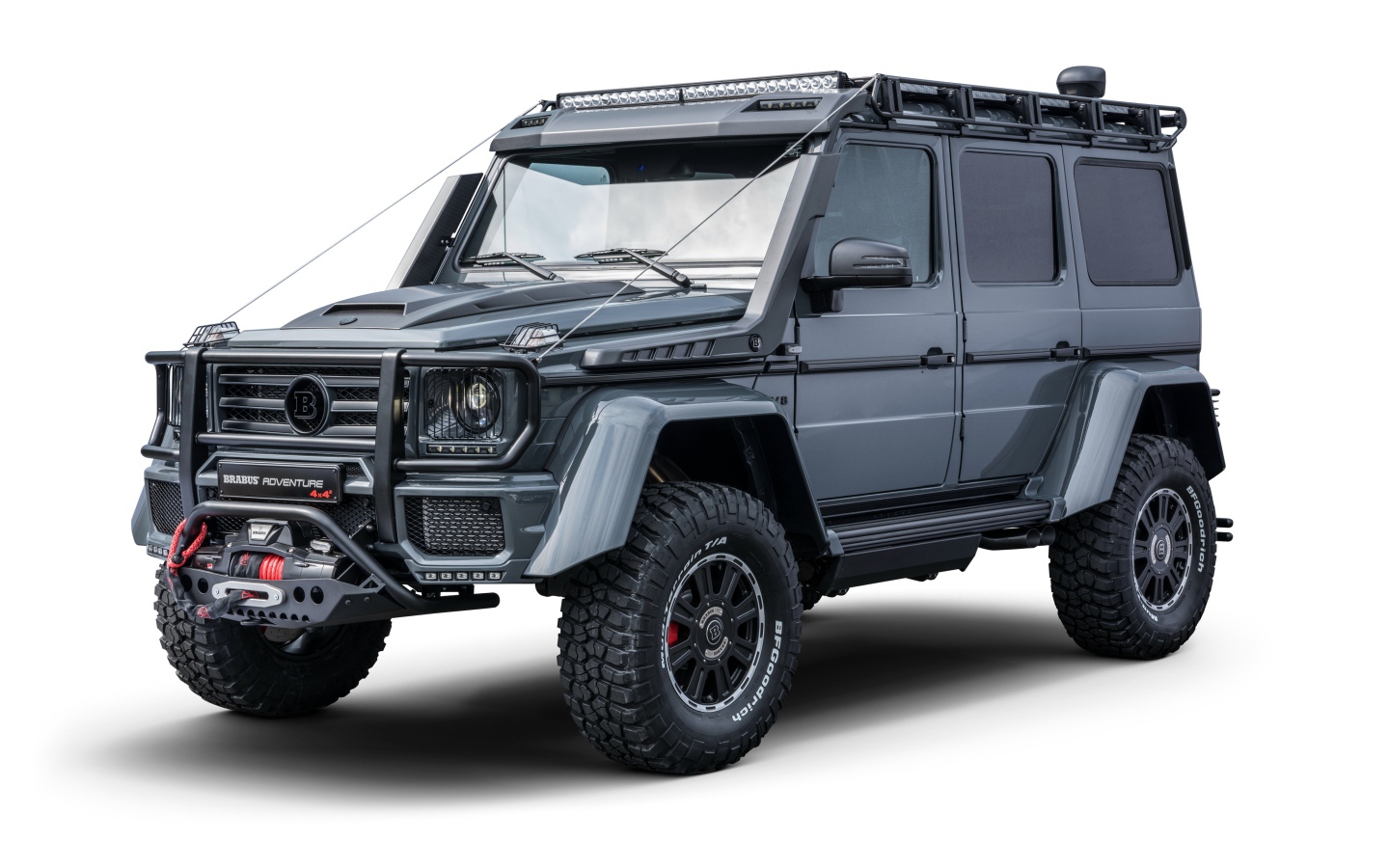 Немецкий автомобиль Mercedes-Benz Brabus 550 Adventure на белом фоне