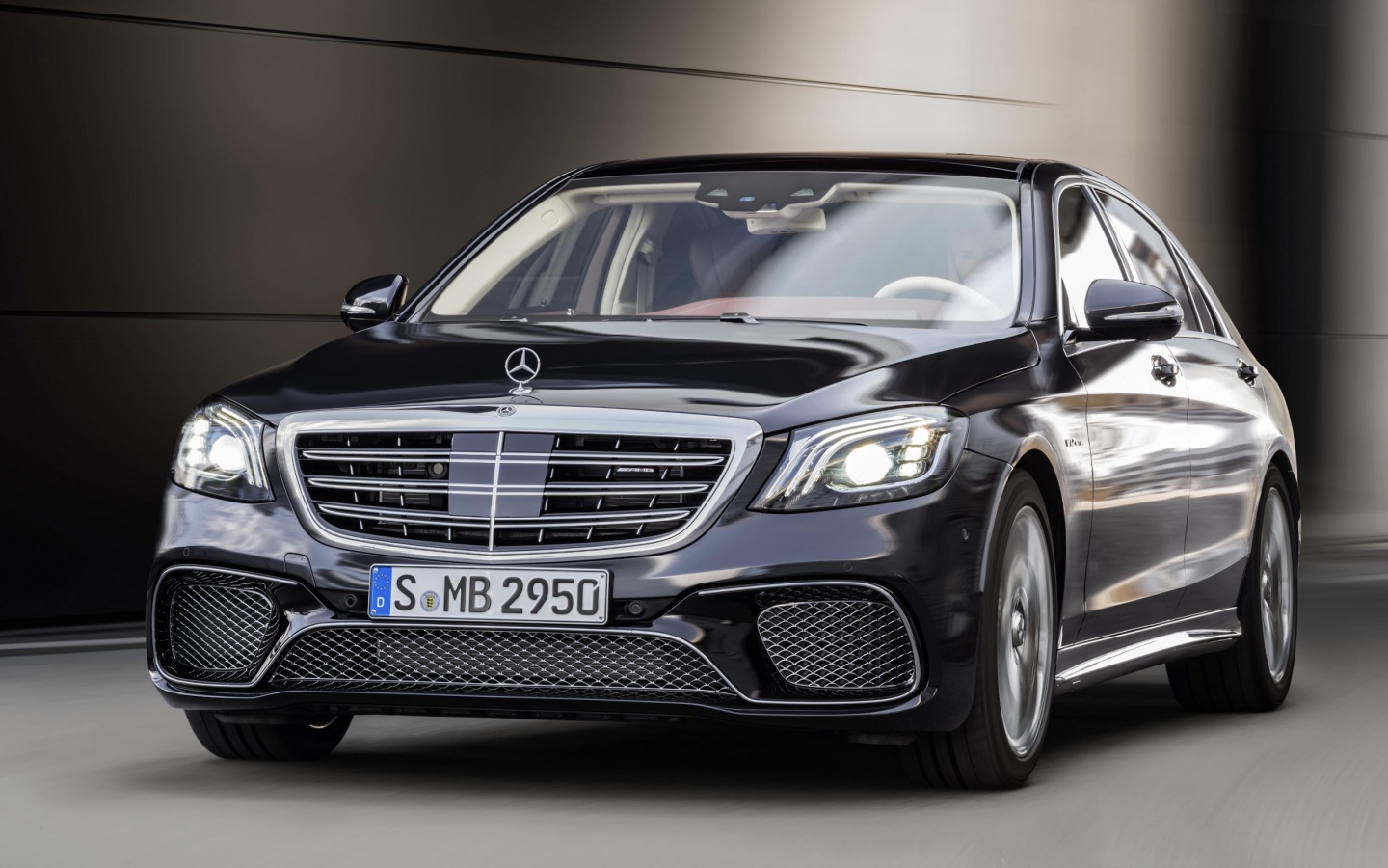 Стильный черный автомобиль Mercedes-Benz S-Class, 2018