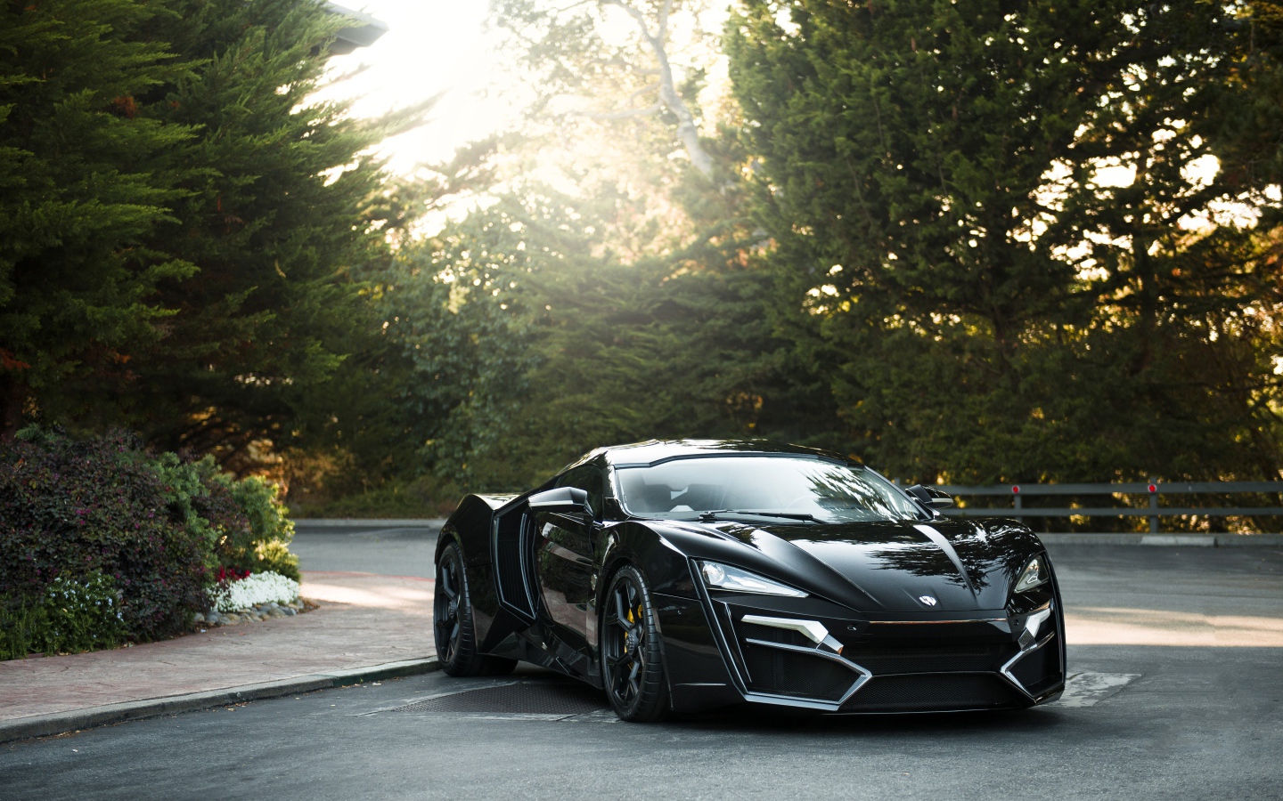 Черный спортивный автомобиль Lykan HyperSport