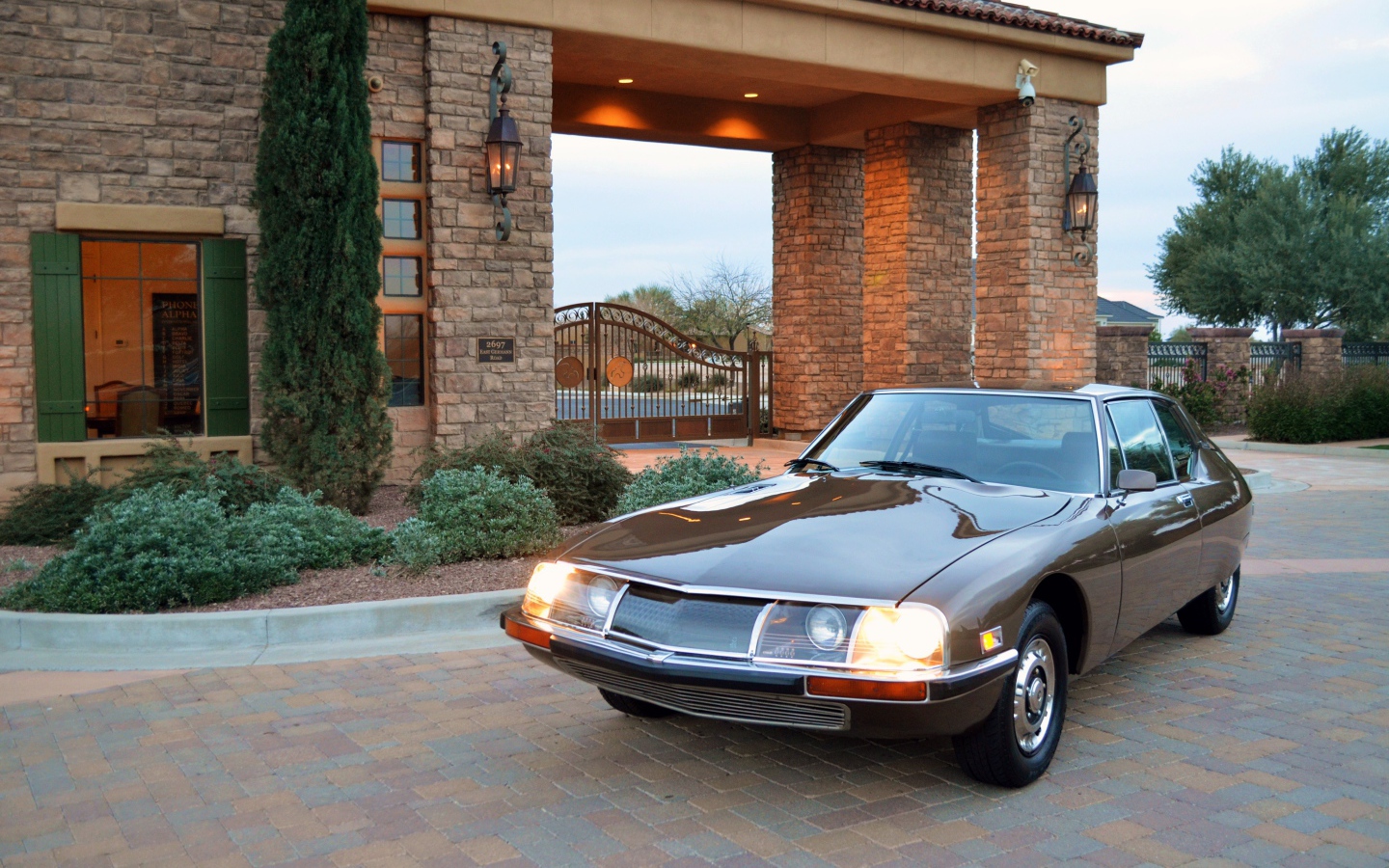 Автомобиль  Citroy с включенными фарами