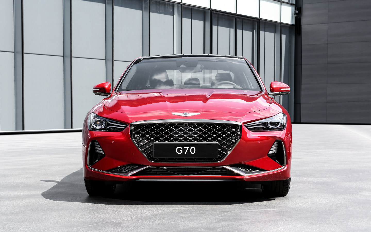 Красный автомобиль седан  Genesis G70, 2018 вид спереди
