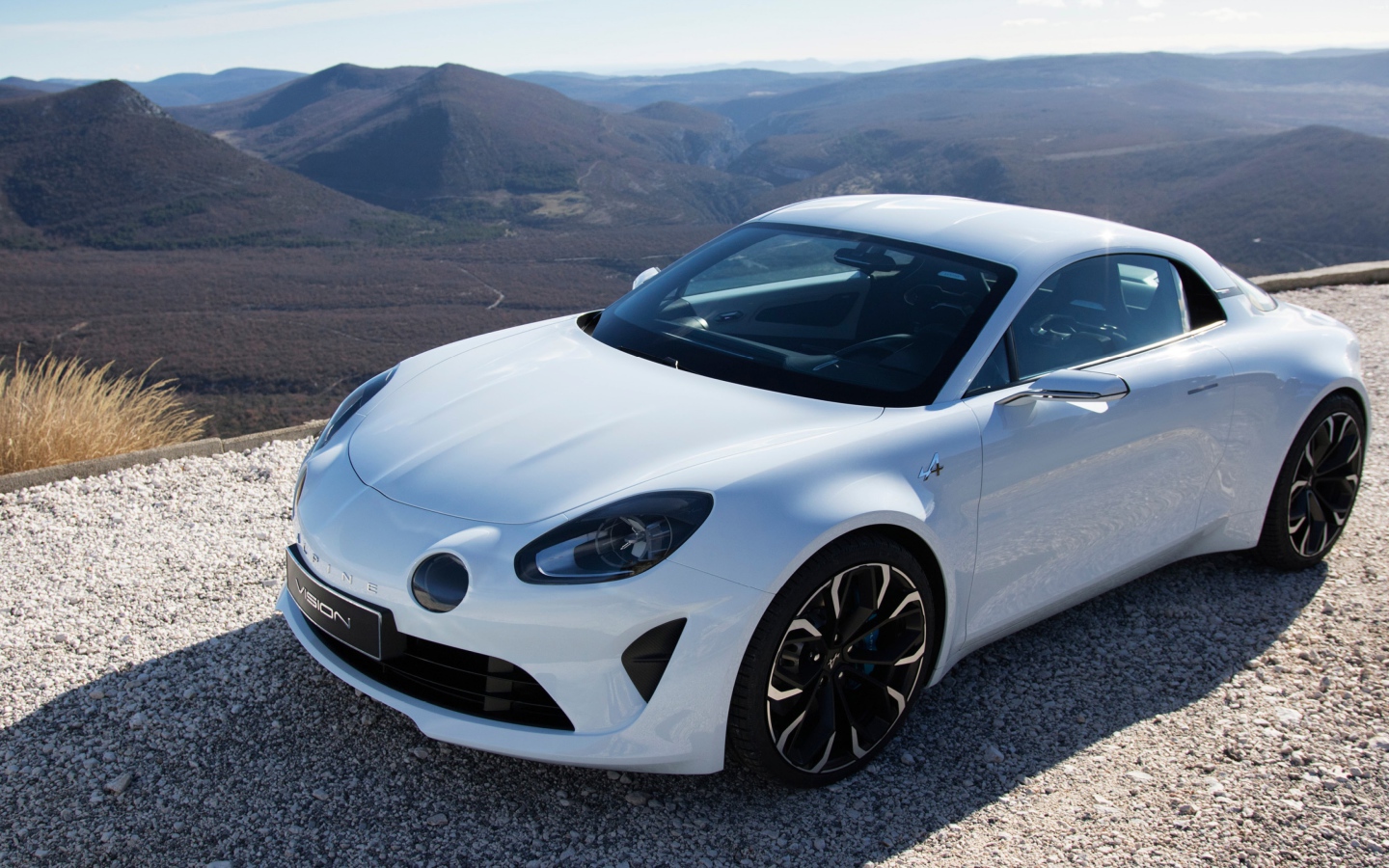 Белый автомобиль  Alpine A110 на дороге