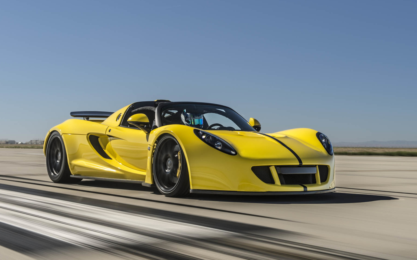 Желтый спортивный автомобиль Hennessey Venom GT на трассе