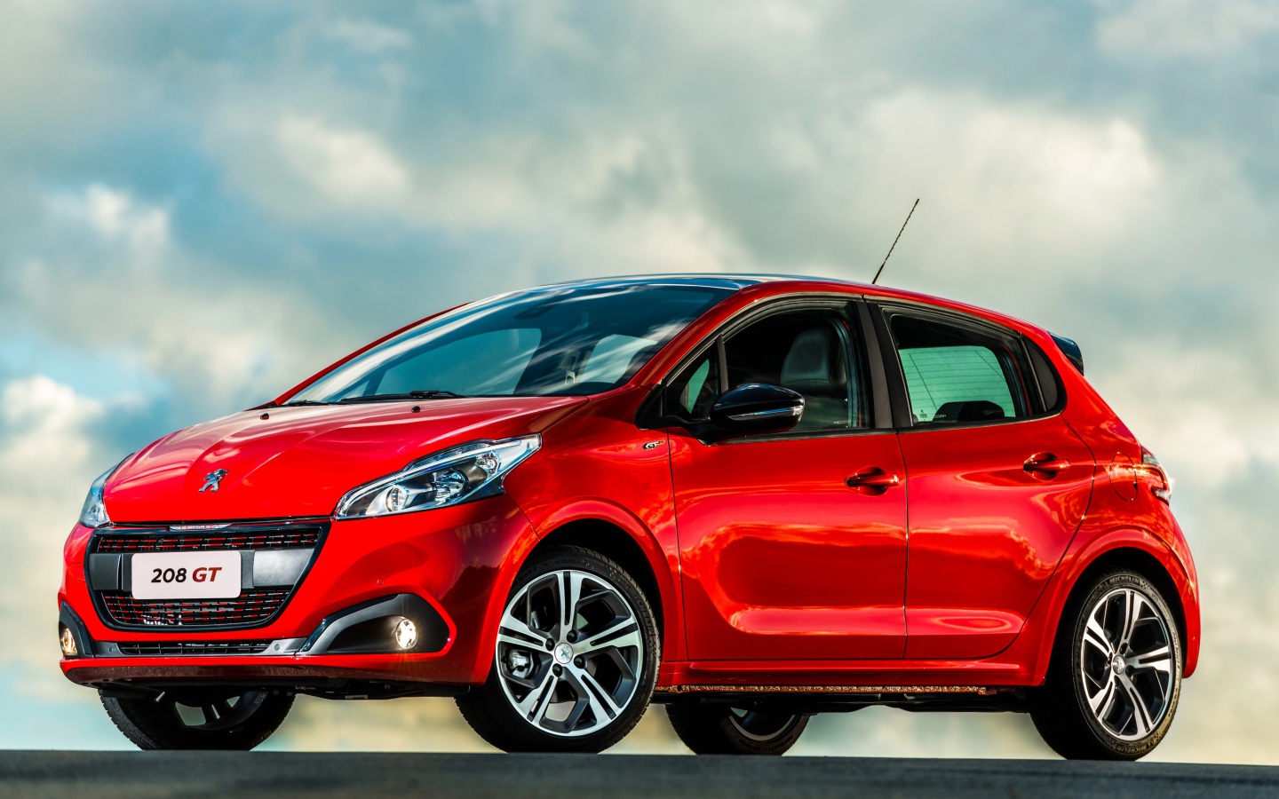 Красный автомобиль хэтчбек  Peugeot 208 GT