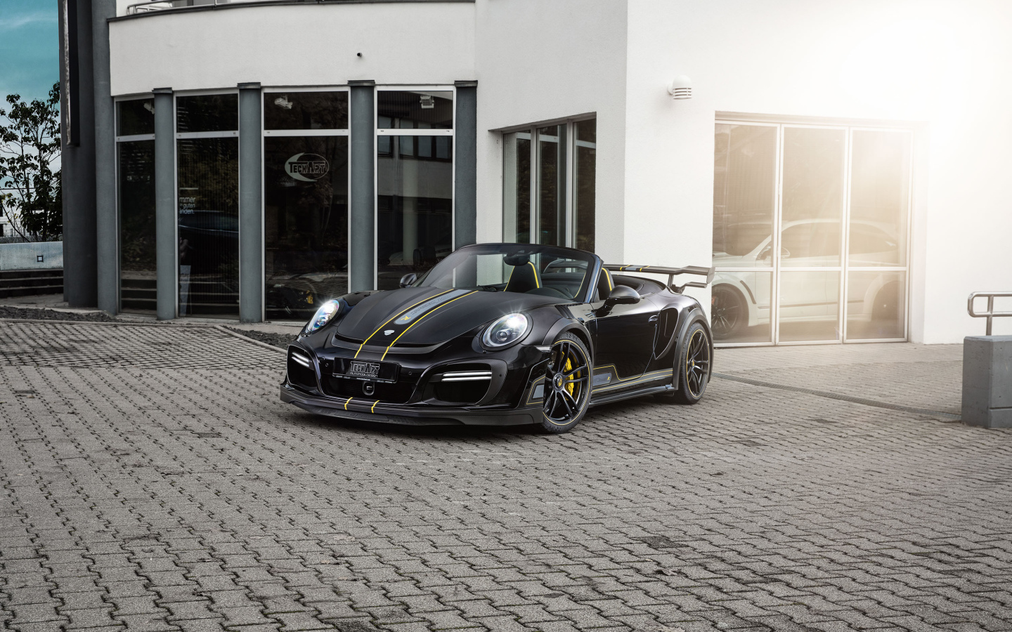 Черный кабриолет  Porsche 911 Turbo 2017 