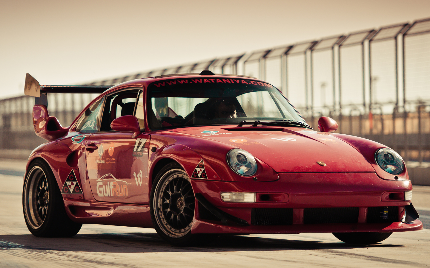 Красный спортивный автомобиль Porsche