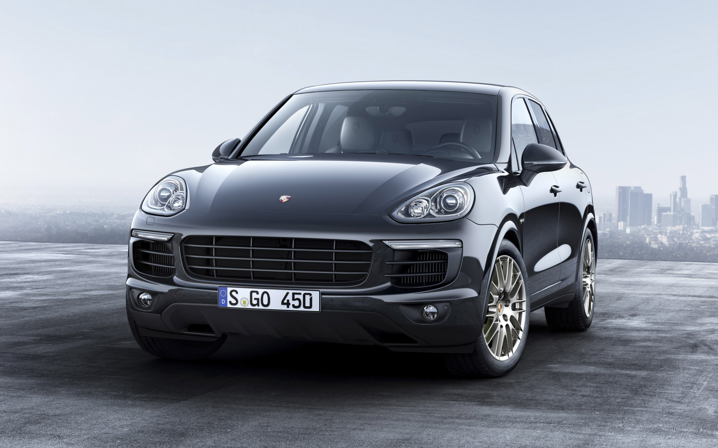 Серебристый автомобиль  Porsche Cayenne, 2017 