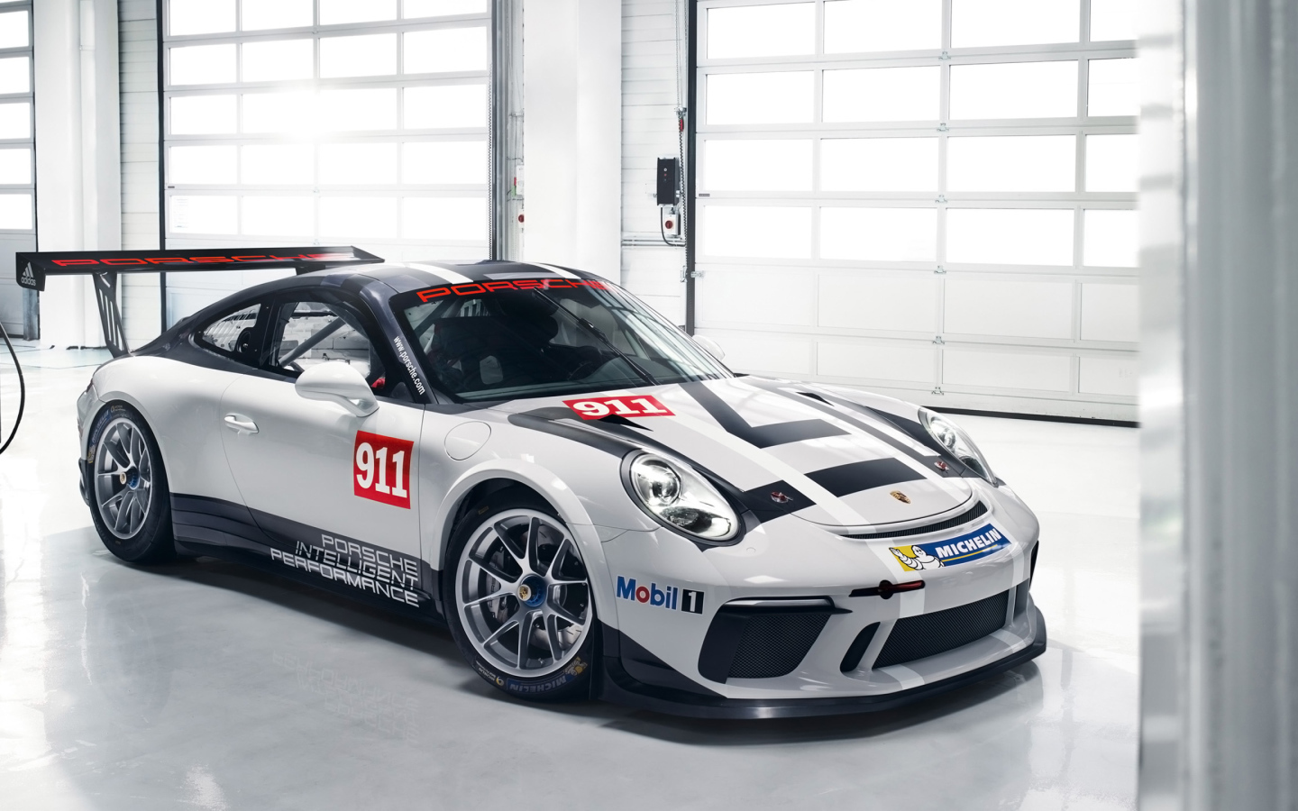 Спортивный автомобиль Porsche 911 GT3 в гараже