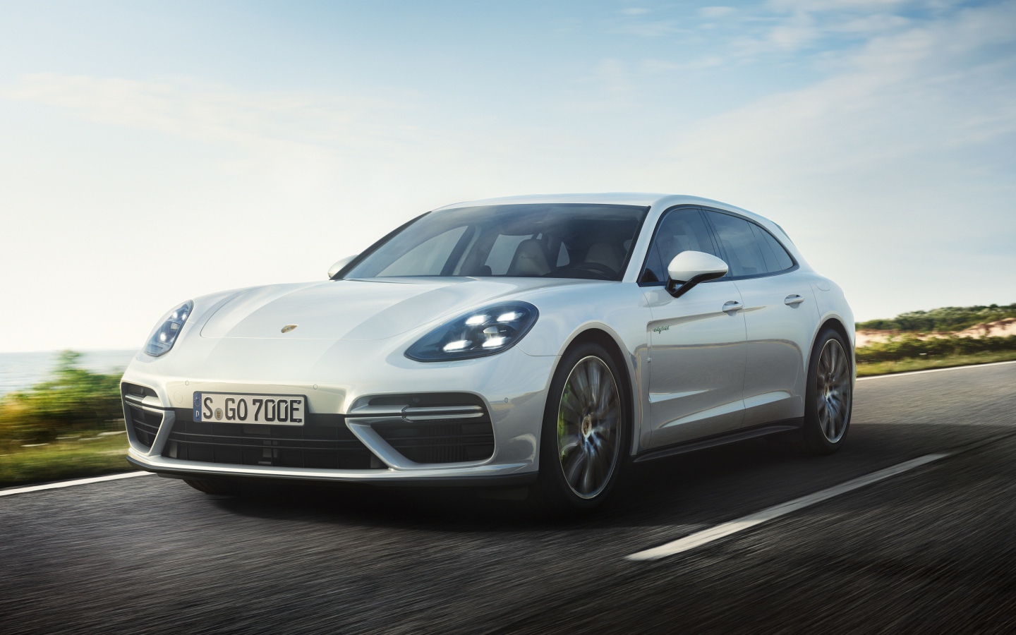 Белый внедорожник Porsche Panamera Turbo S E-Hybrid Sport Turismo, 2018 на трассе