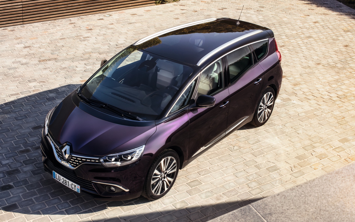 Фиолетовый автомобиль Renault Grand Scenic, 2017  вид сверху
