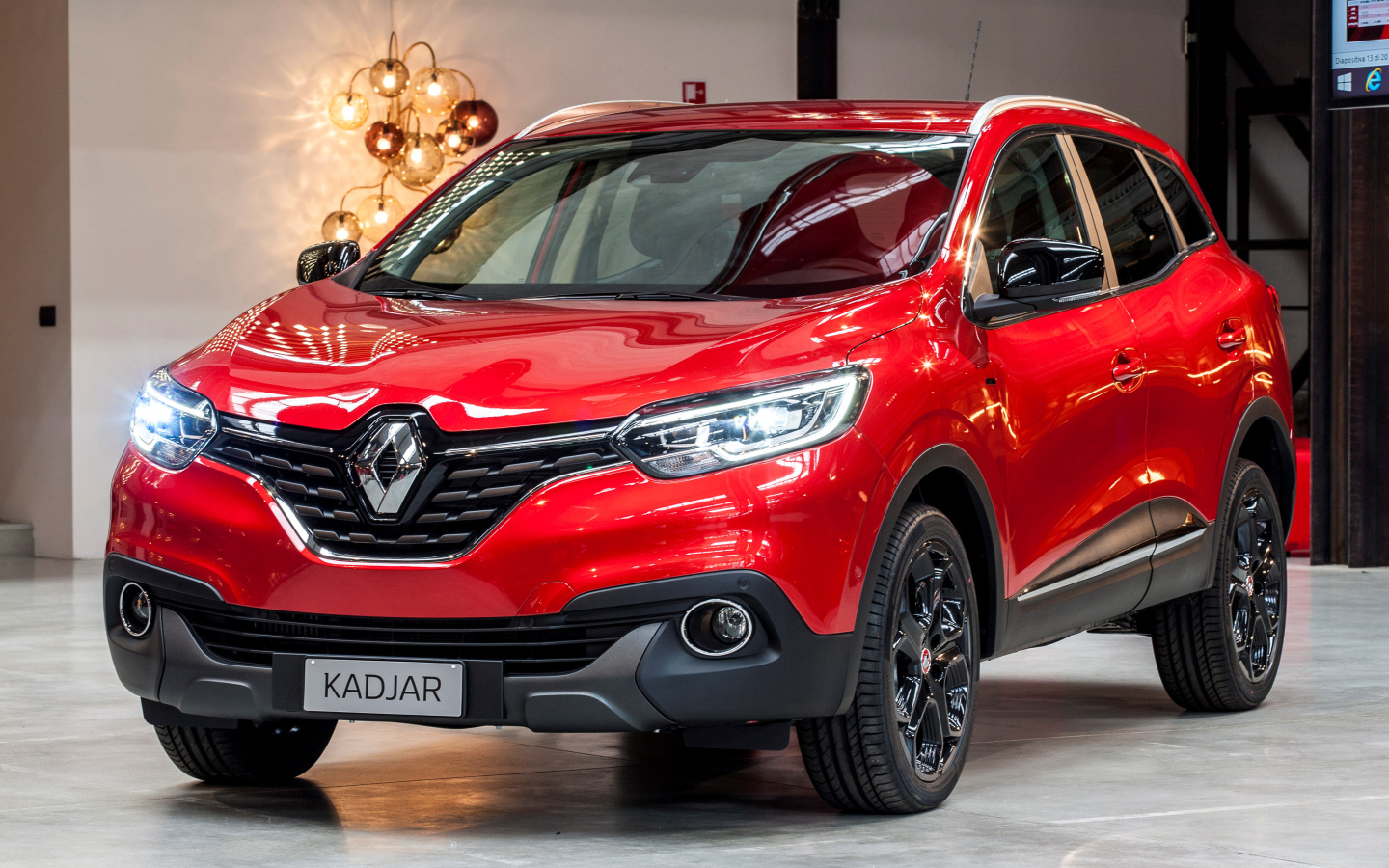 Красный автомобиль кроссовер Renault  Kadjar 