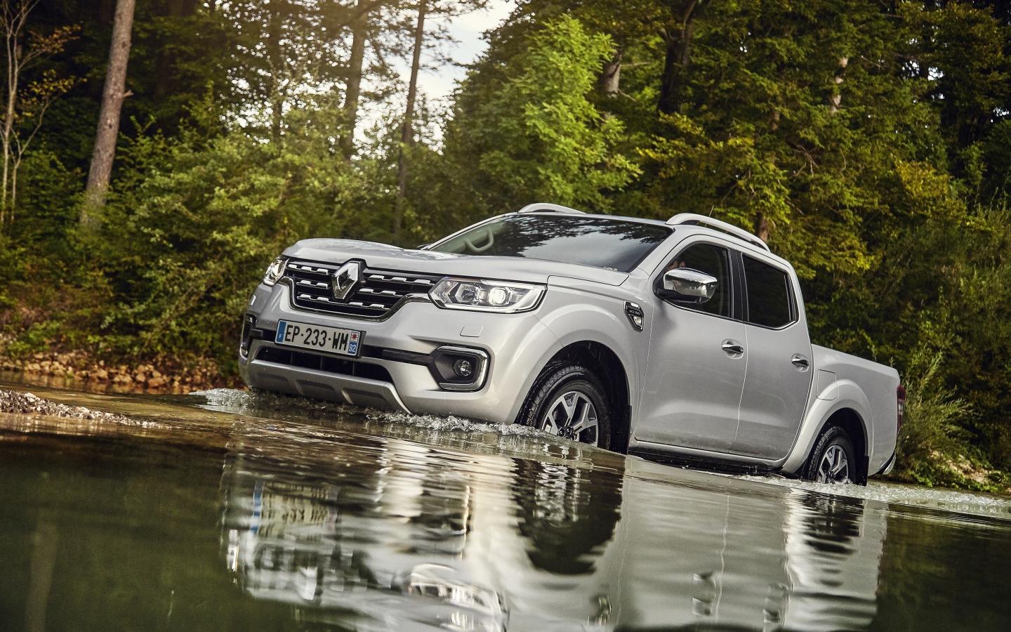 Серебристый пикап Renault  Alaskan Worldwide, 2017 в воде