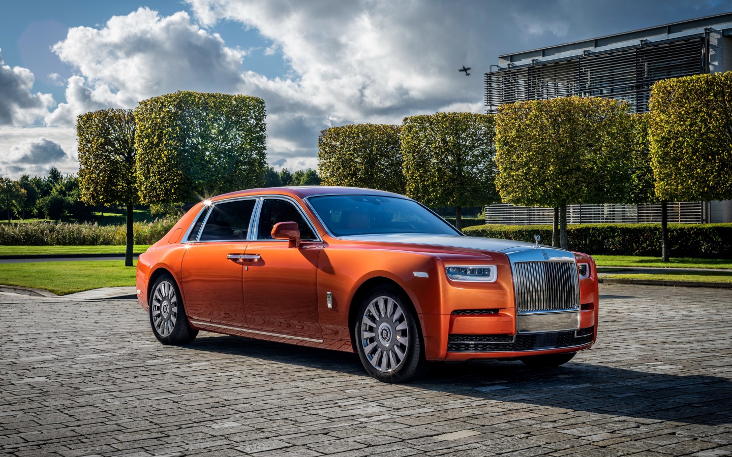 Оранжевый серийный автомобиль Rolls Royce Phantom EWB