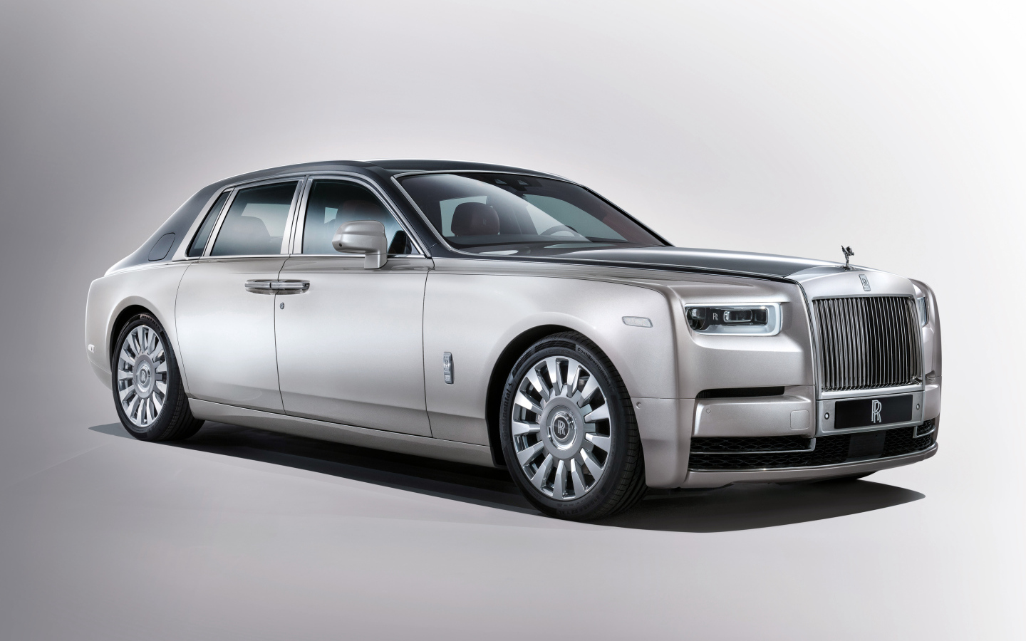 Серебристый автомобиль  Rolls Royce Phantom, 2017