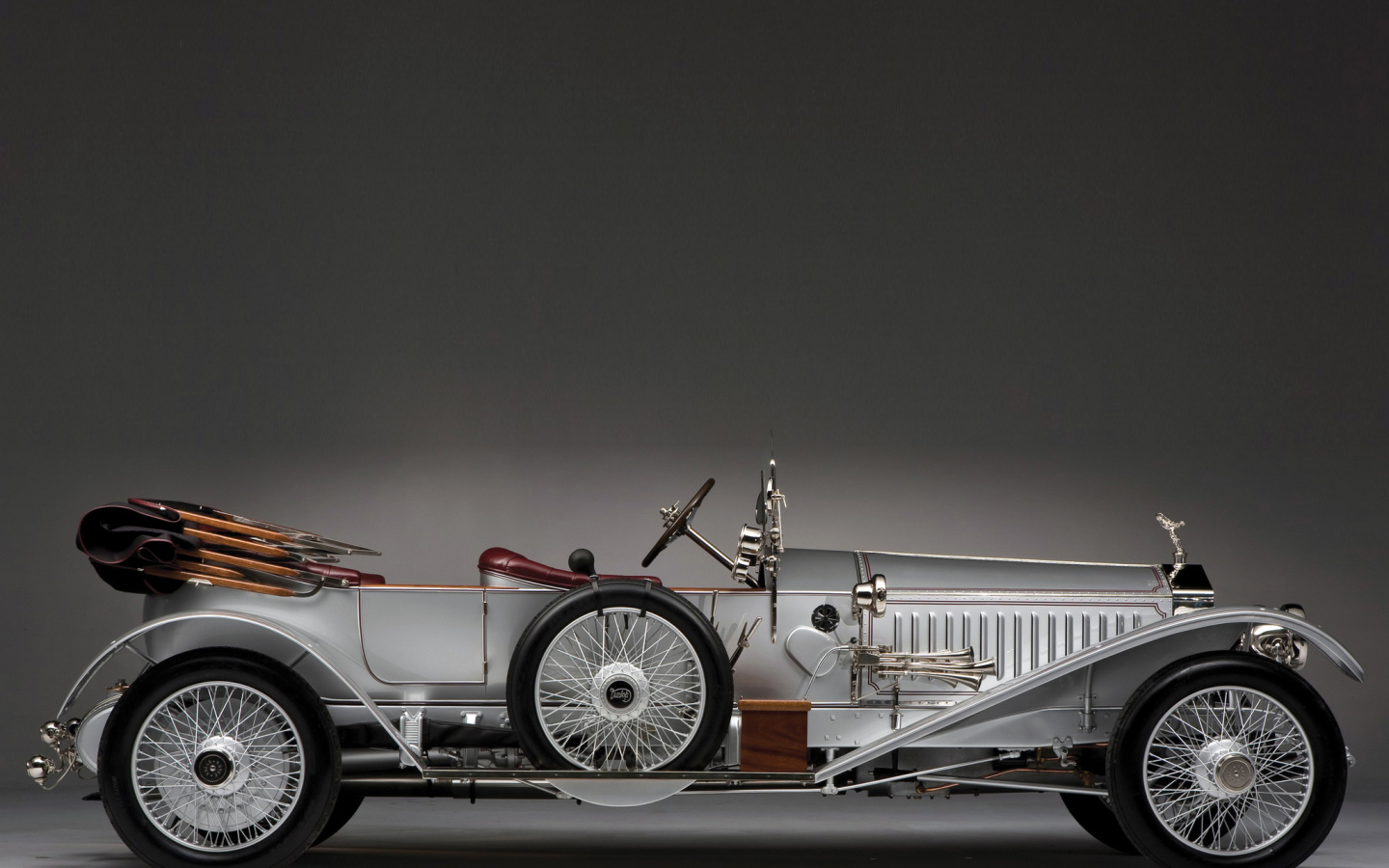 Стильный серебристый ретро автомобиль Rolls Royce, 1915 года