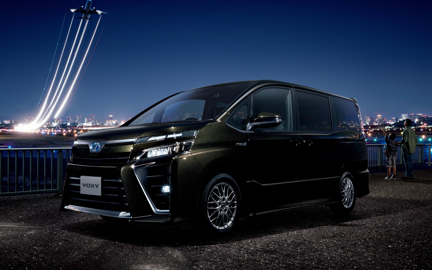 Черный автомобиль Toyota Voxy ZS Hybrid, 2017