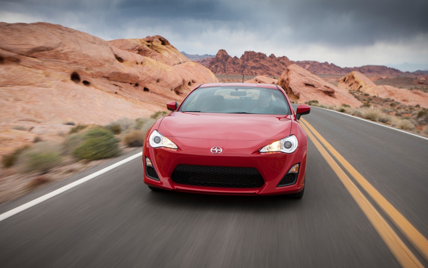 Красный автомобиль Toyota GT86 на трассе 