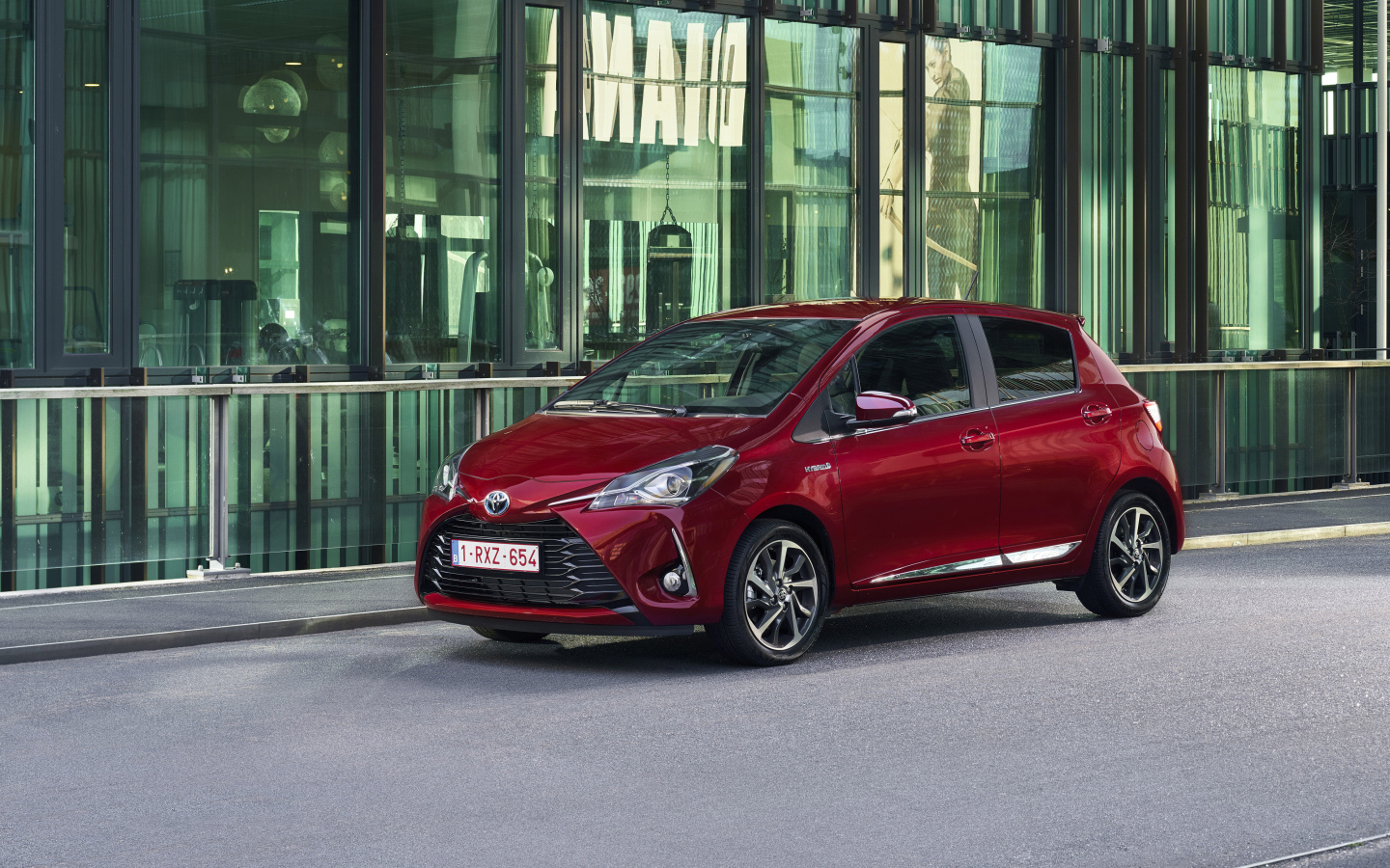 Красный автомобиль Toyota Yaris Hybrid, 2017 