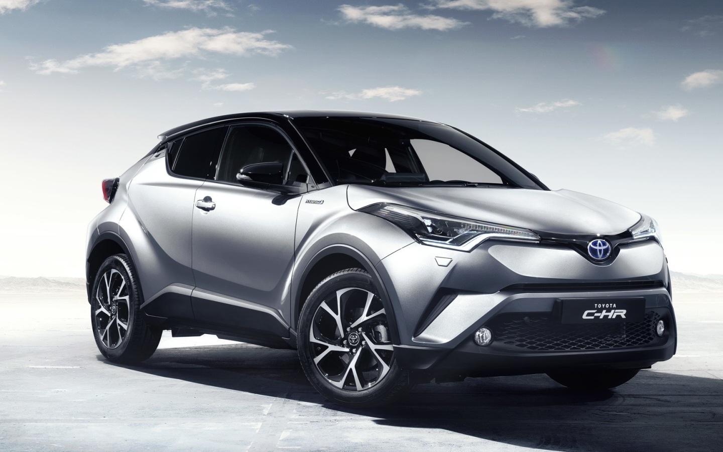 Серебристый кроссовера Toyota C-HR 2017 года 