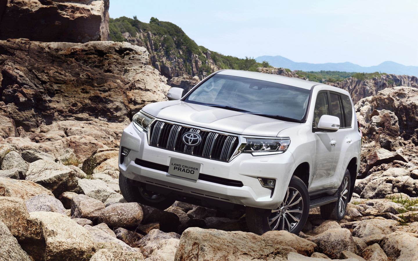 Белый автомобиль внедорожник Toyota Land Cruiser Prado, 2017