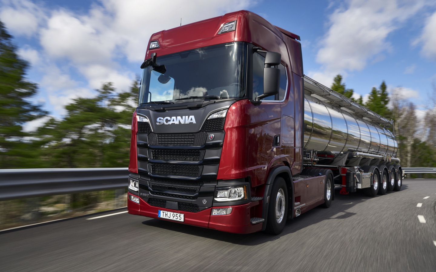 Красный грузовой автомобиль Scania S 650 на трассе