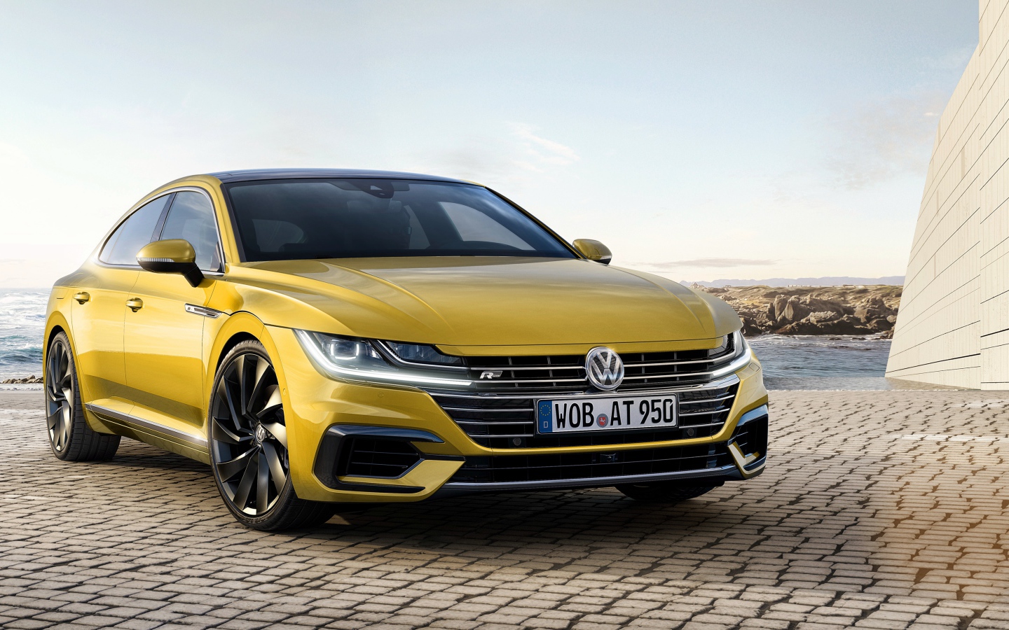 Золотистый автомобиль  Volkswagen Arteon R-Line 