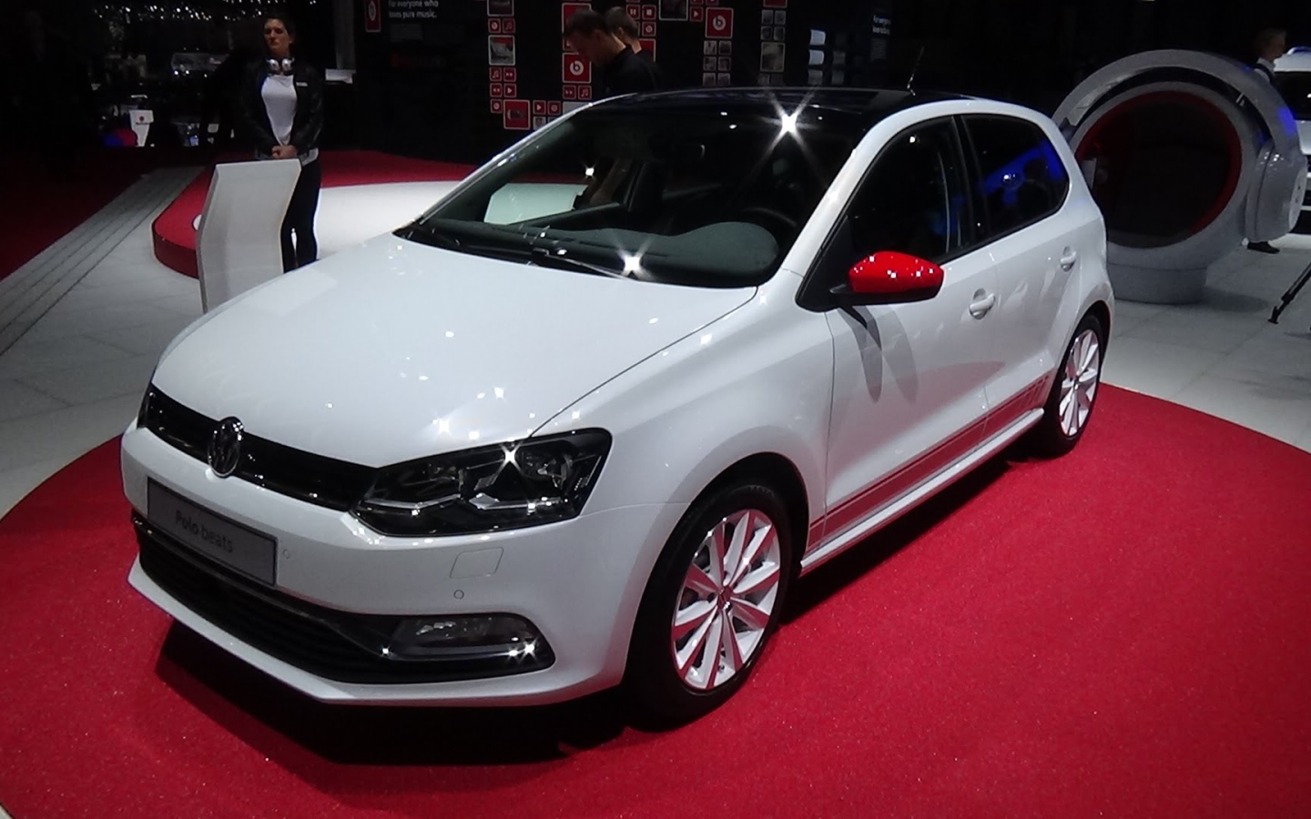 Презентация белого Volkswagen Polo 2017 года 