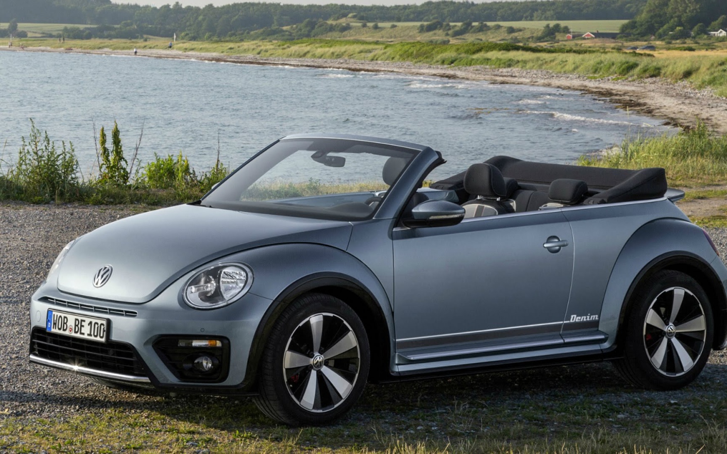 Серебристый Volkswagen Beetle Cabriolet  2017 года 