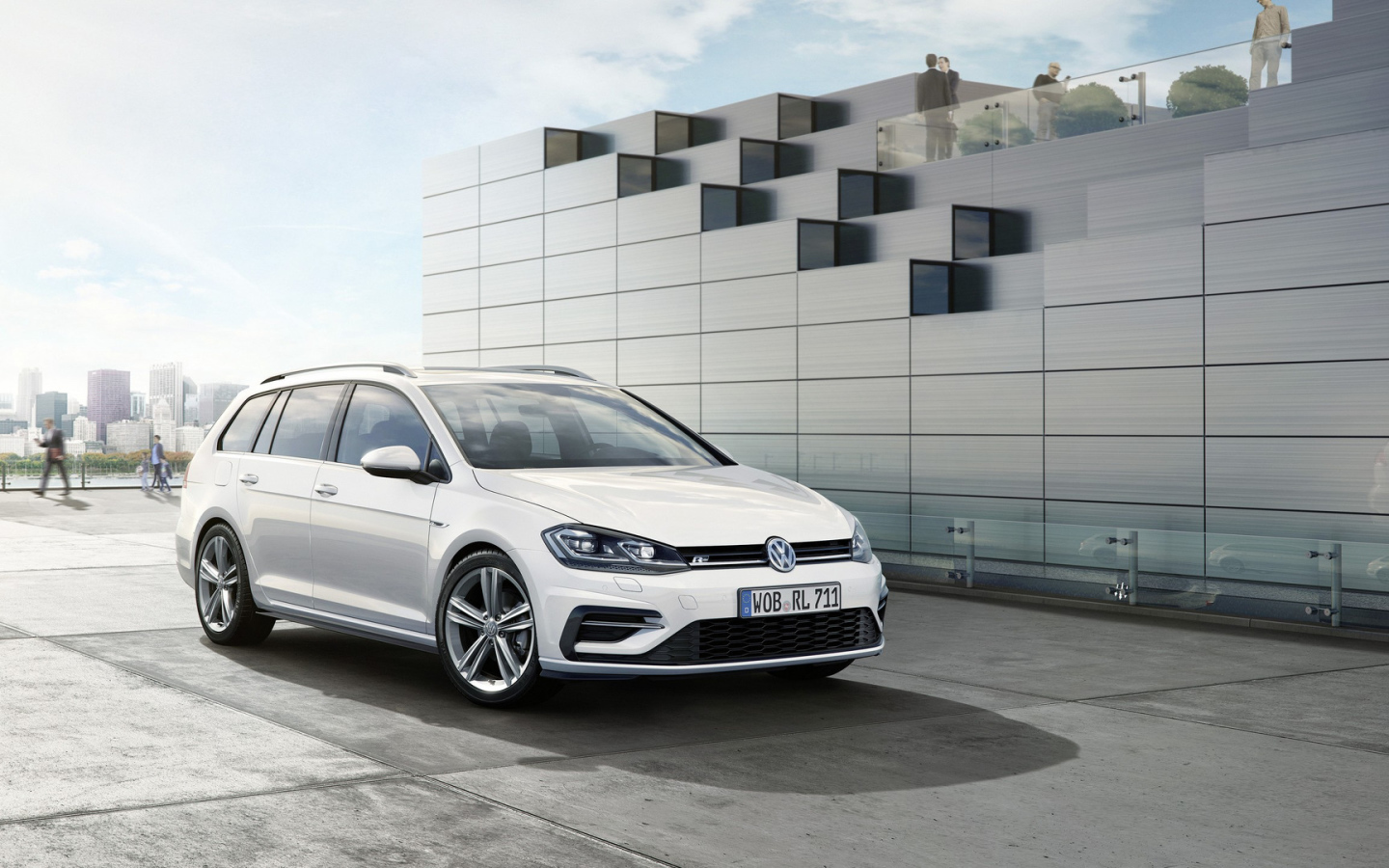 Белый Volkswagen  Golf  R-Line 2017 года 