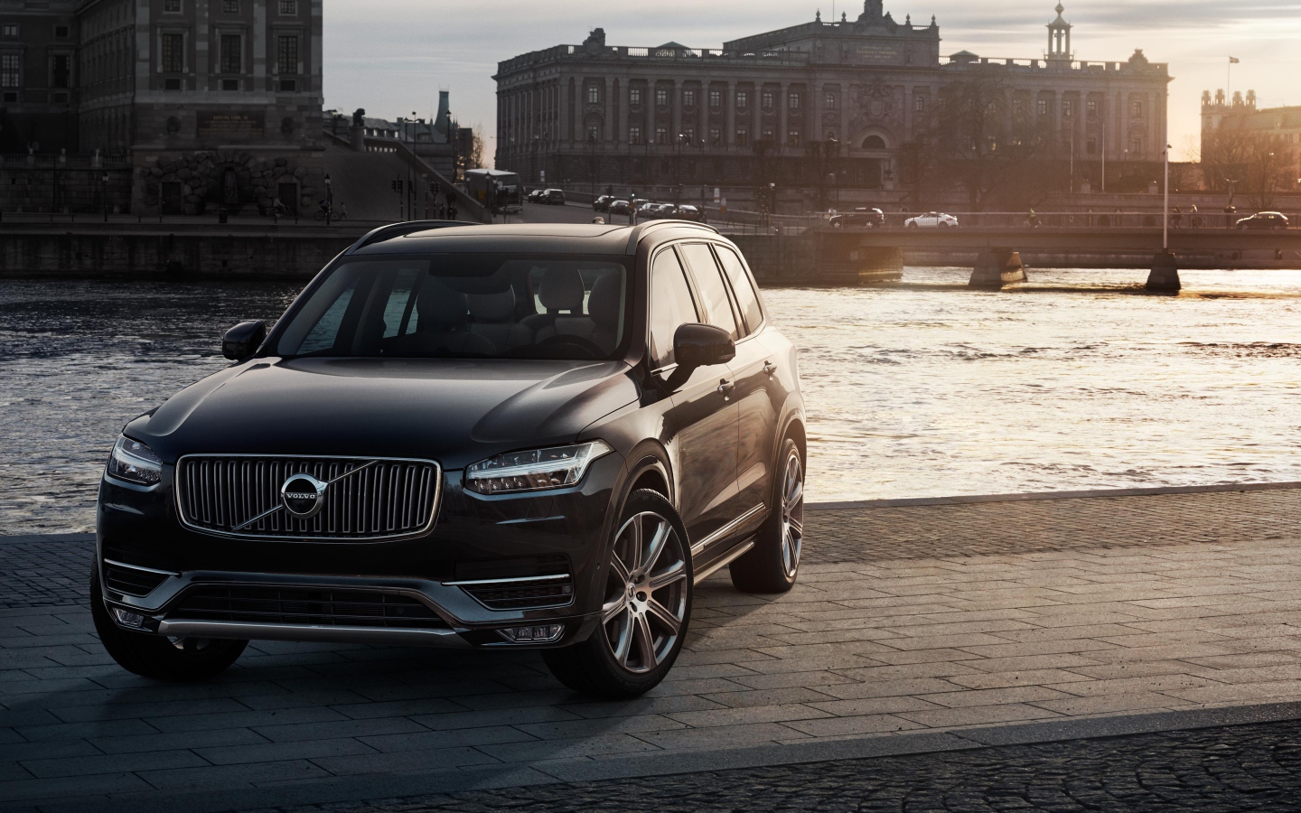 Черный кроссовер Volvo XC90 у реки