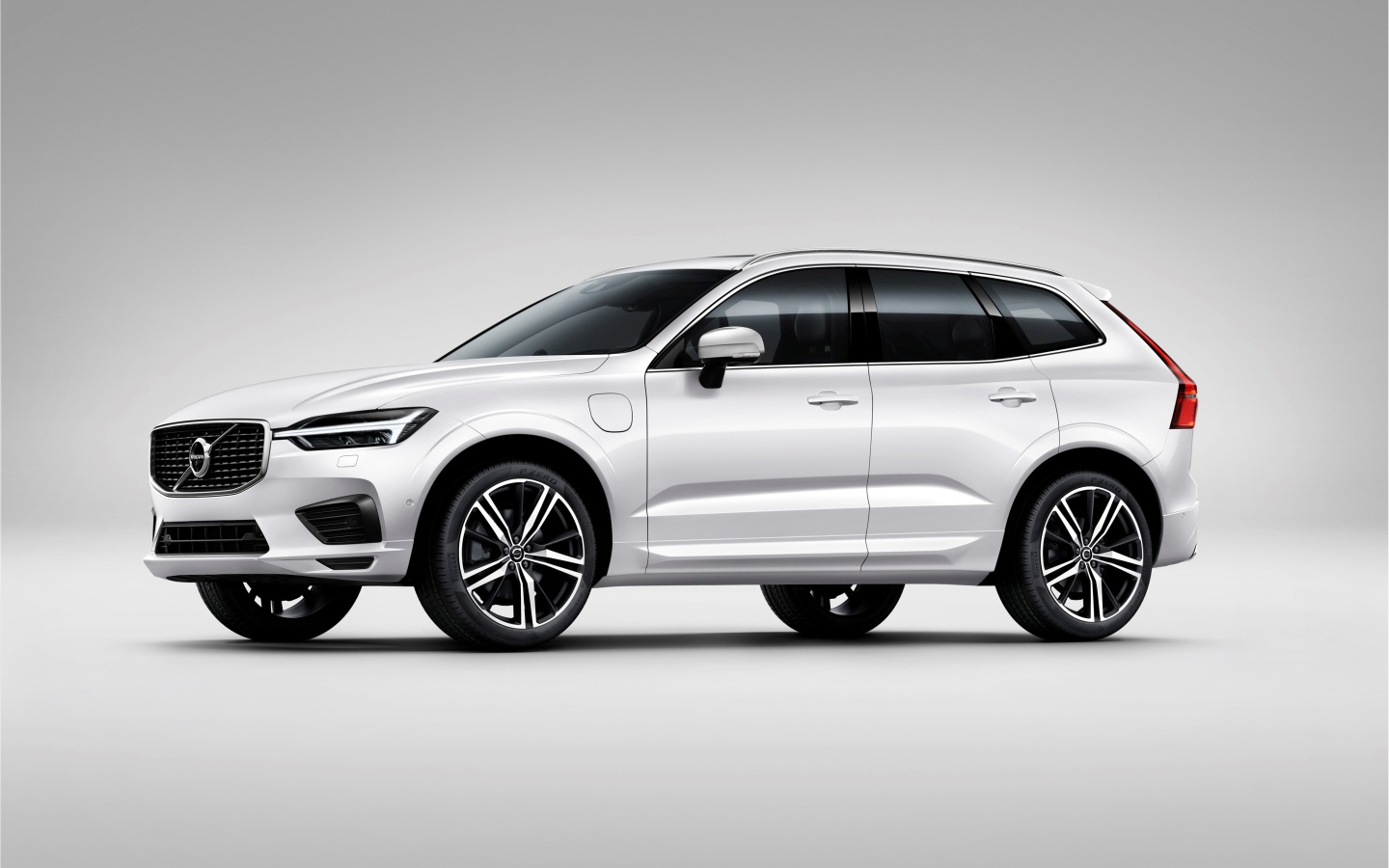 Белый автомобиль Volvo XC90 T8 R-Design, 2017 