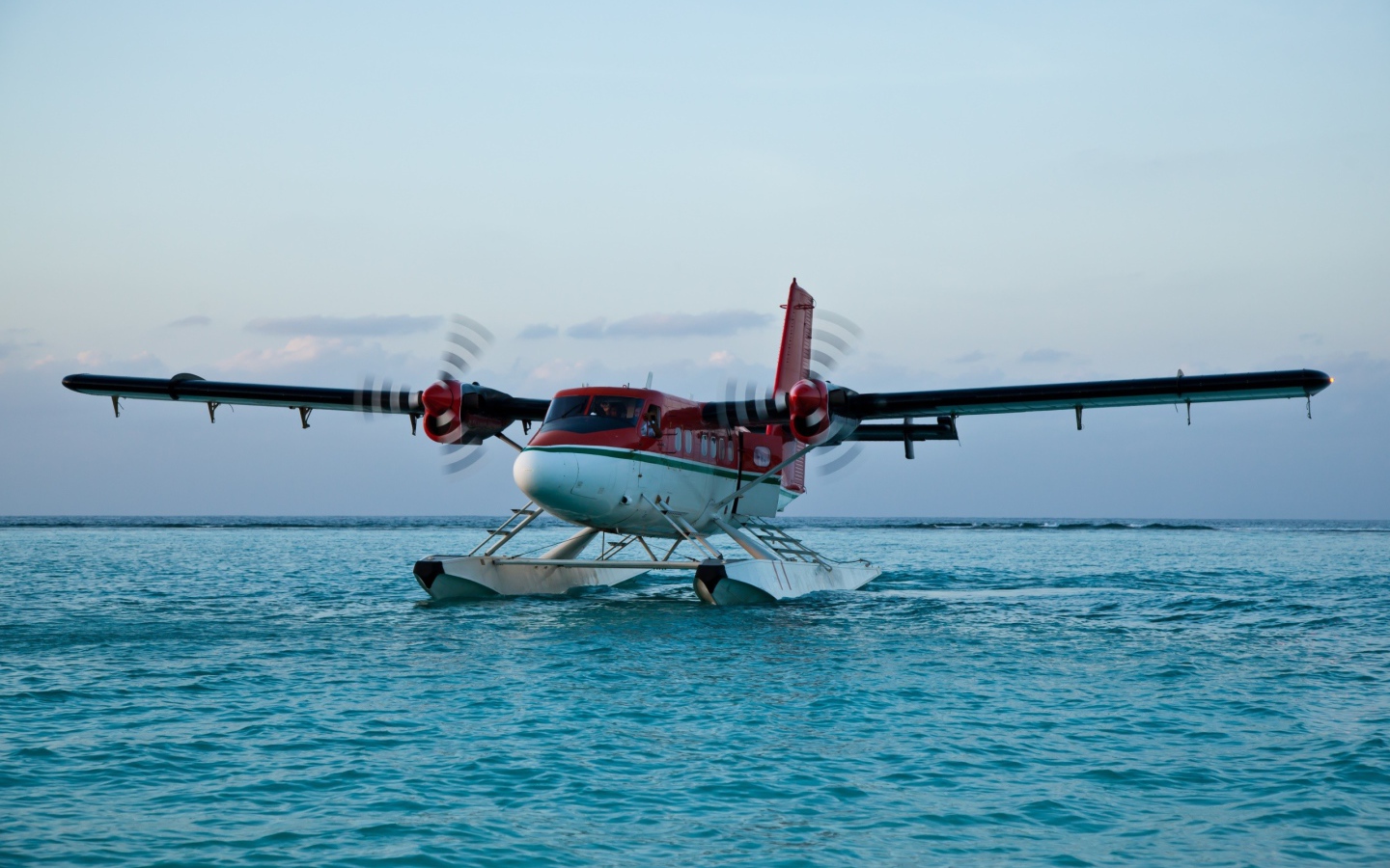 Самолет  DHC-6 Твин Оттер на воде 