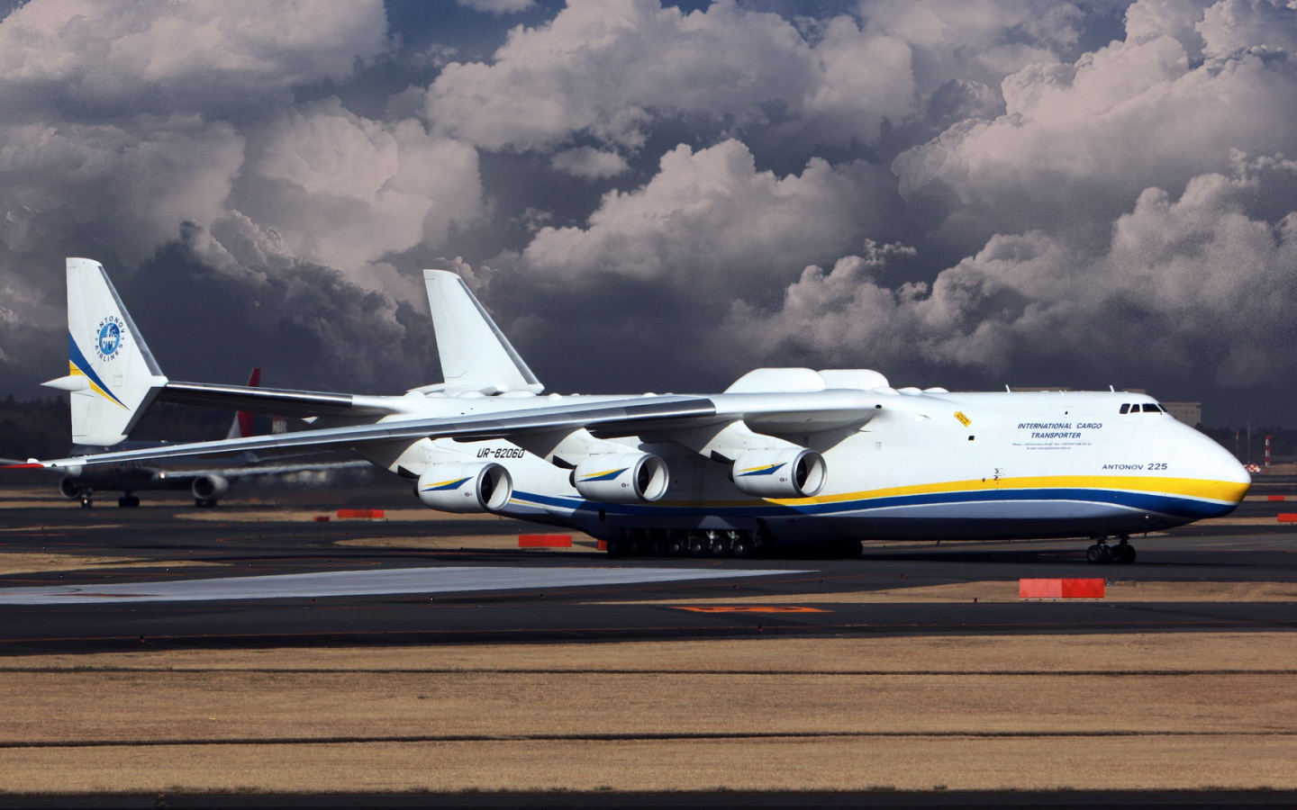 Грузовой самолет Ан 225 Мрия в аэропорту 