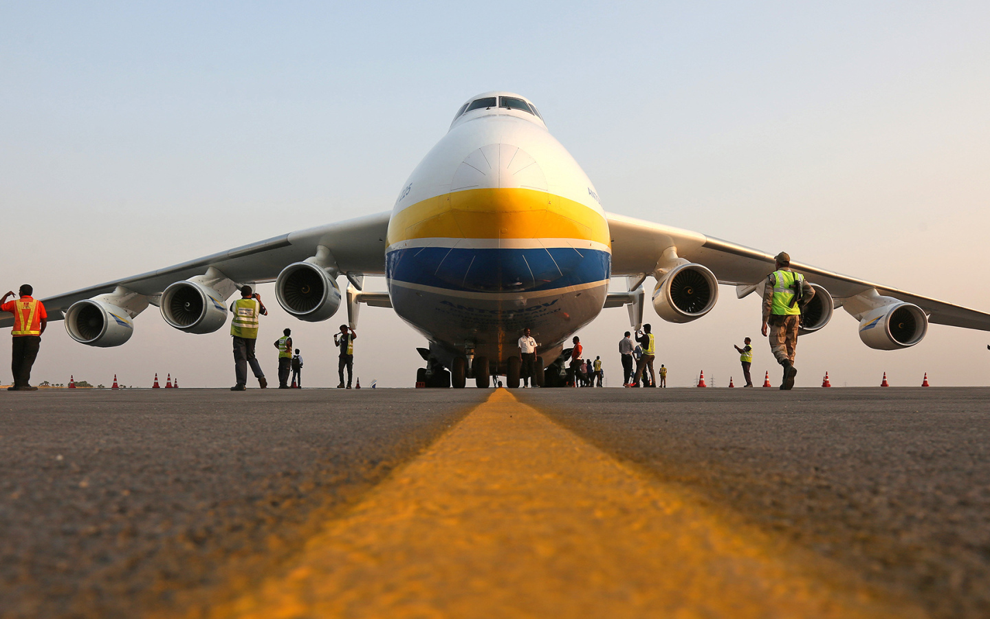 Check the transport aircraft AN - 225 Mriya before takeoff