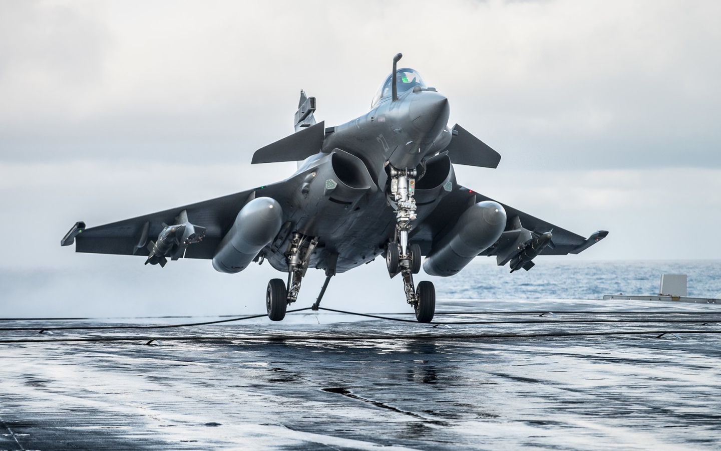 Многоцелевой истребитель Dassault Rafale готовится к взлету 