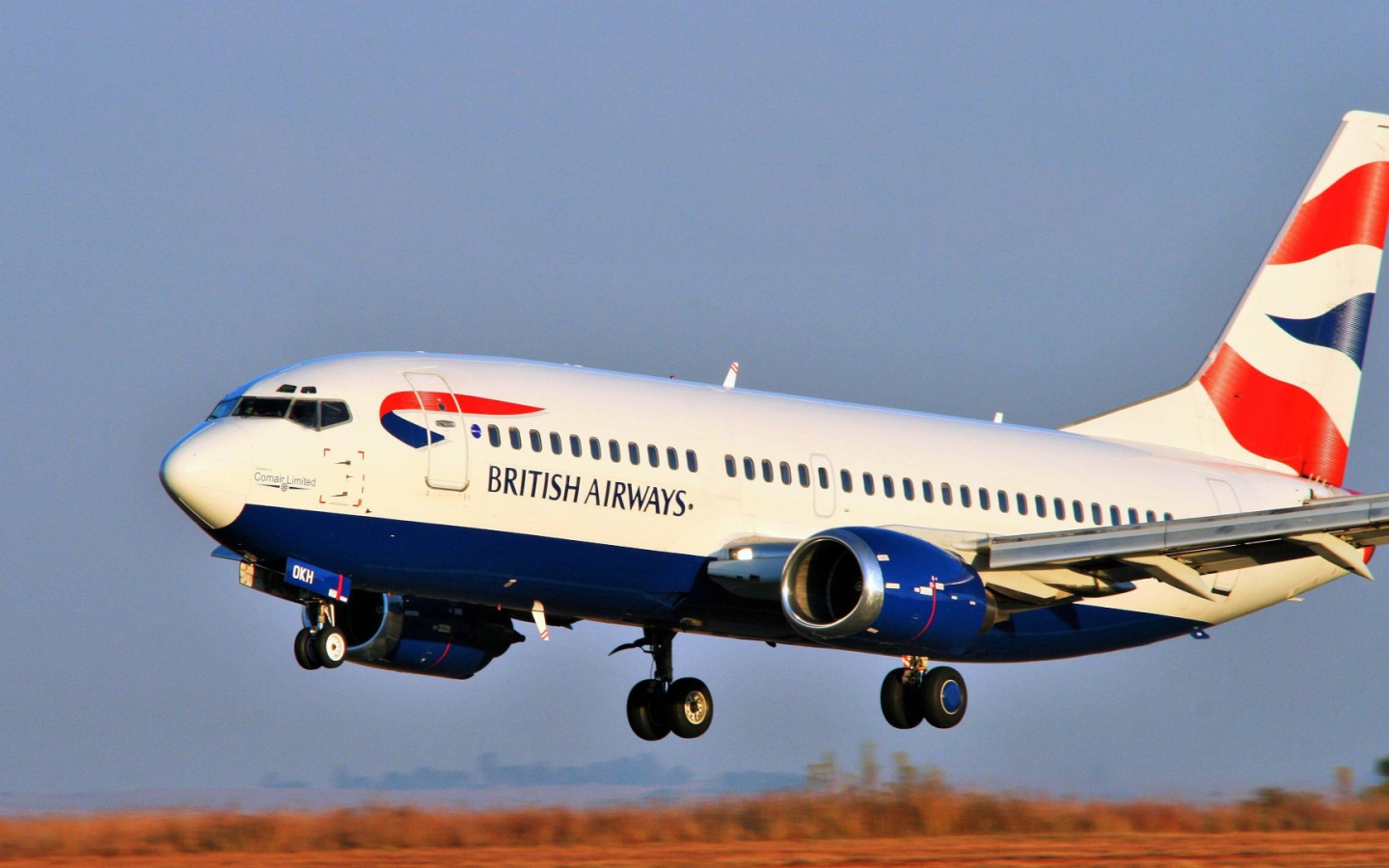 Самолет Boeing 777 авиакомпании British Airways готовится убрать шасси 