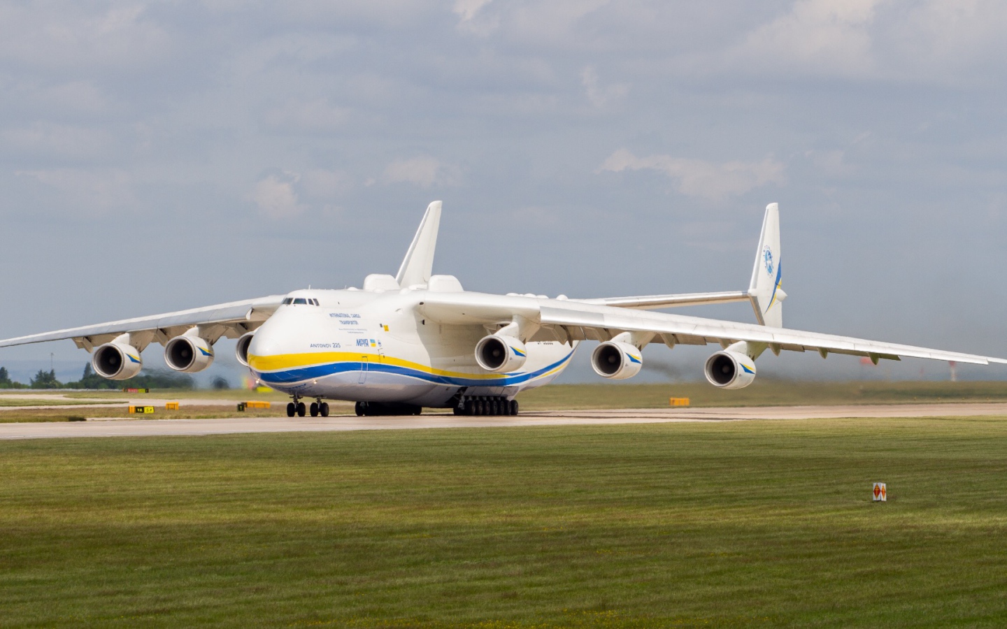 Самолет  АН-225 « Мрия» в аэропорту Праги