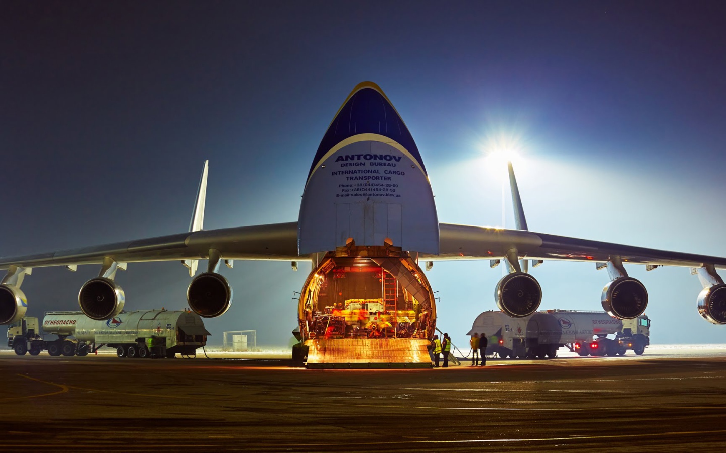 Разгрузка транспортного самолета Ан 225 Мрия в аэропорту города Алматы 