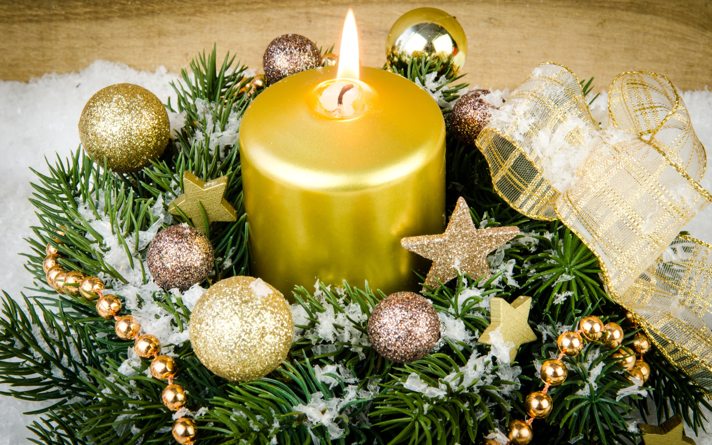 Красивая горящая свеча и венок на Рождество