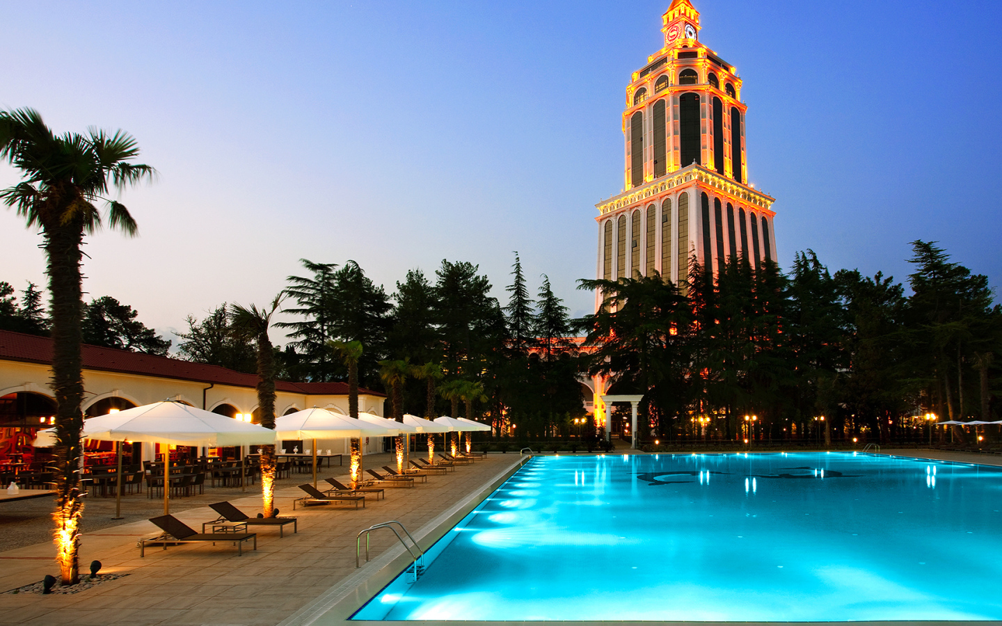 Вечерний вид на бассейн у гостиницы Шератон Батуми 