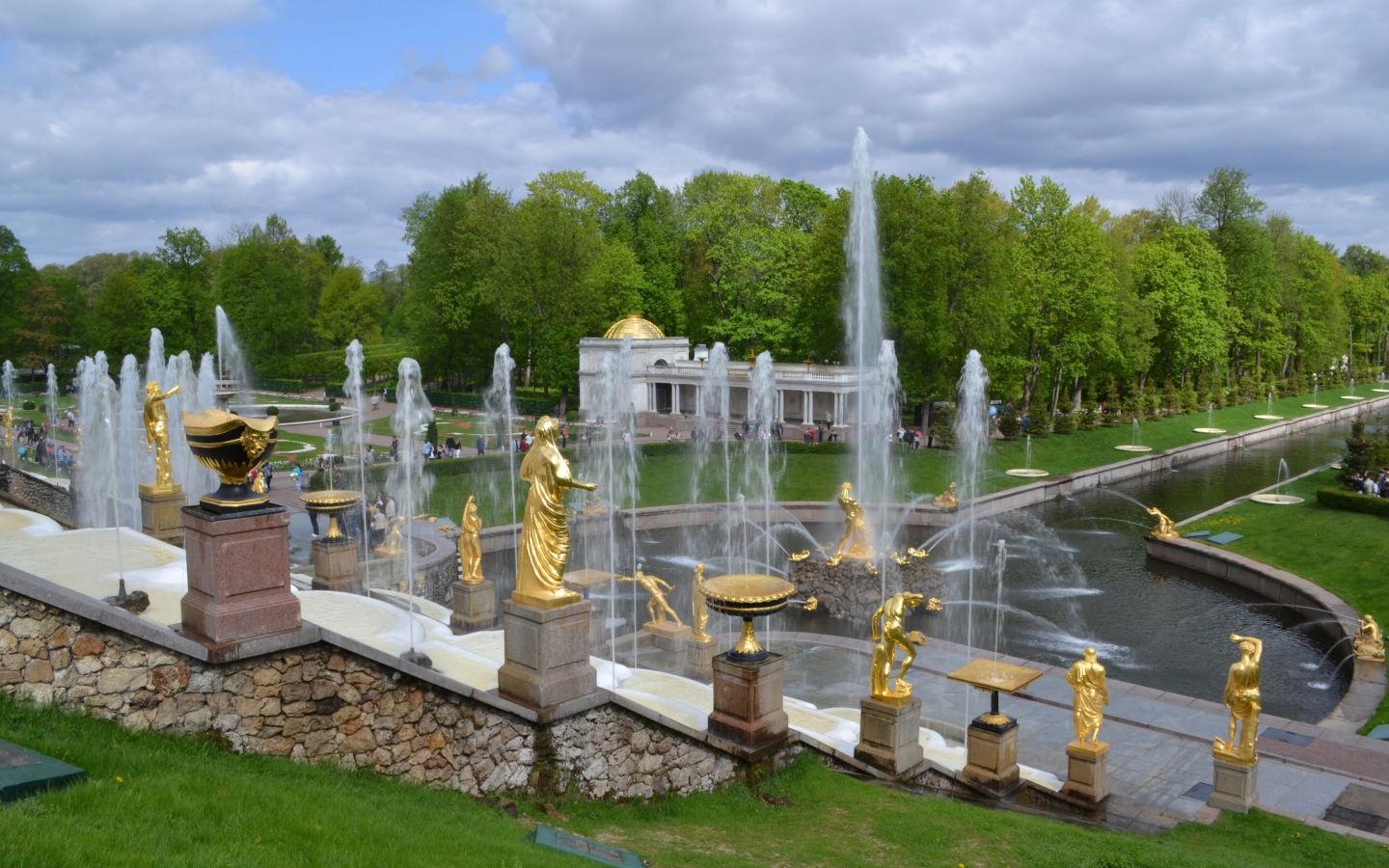Фонтаны в парке, Петергоф. Санкт Петербург. Россия 
