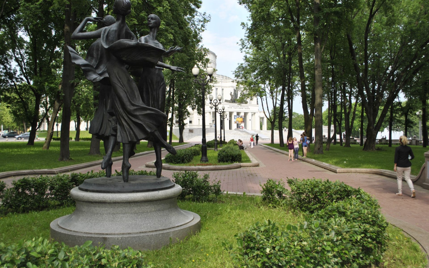 Памятник балеринам в парке имени Янки Купалы город Минск 