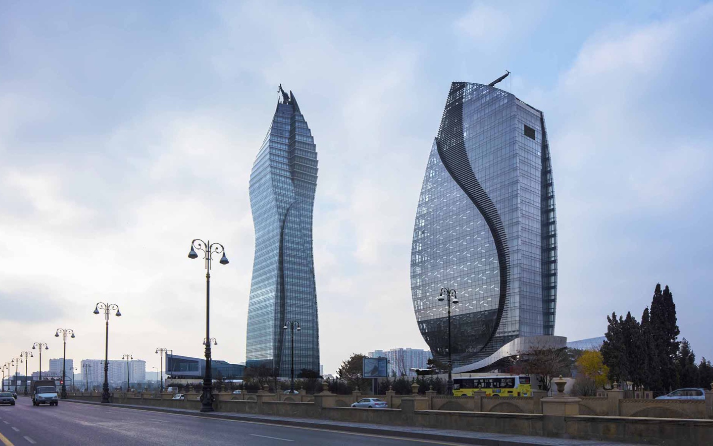 Socar Tower и Azersu Office Tower - высотные здания Баку