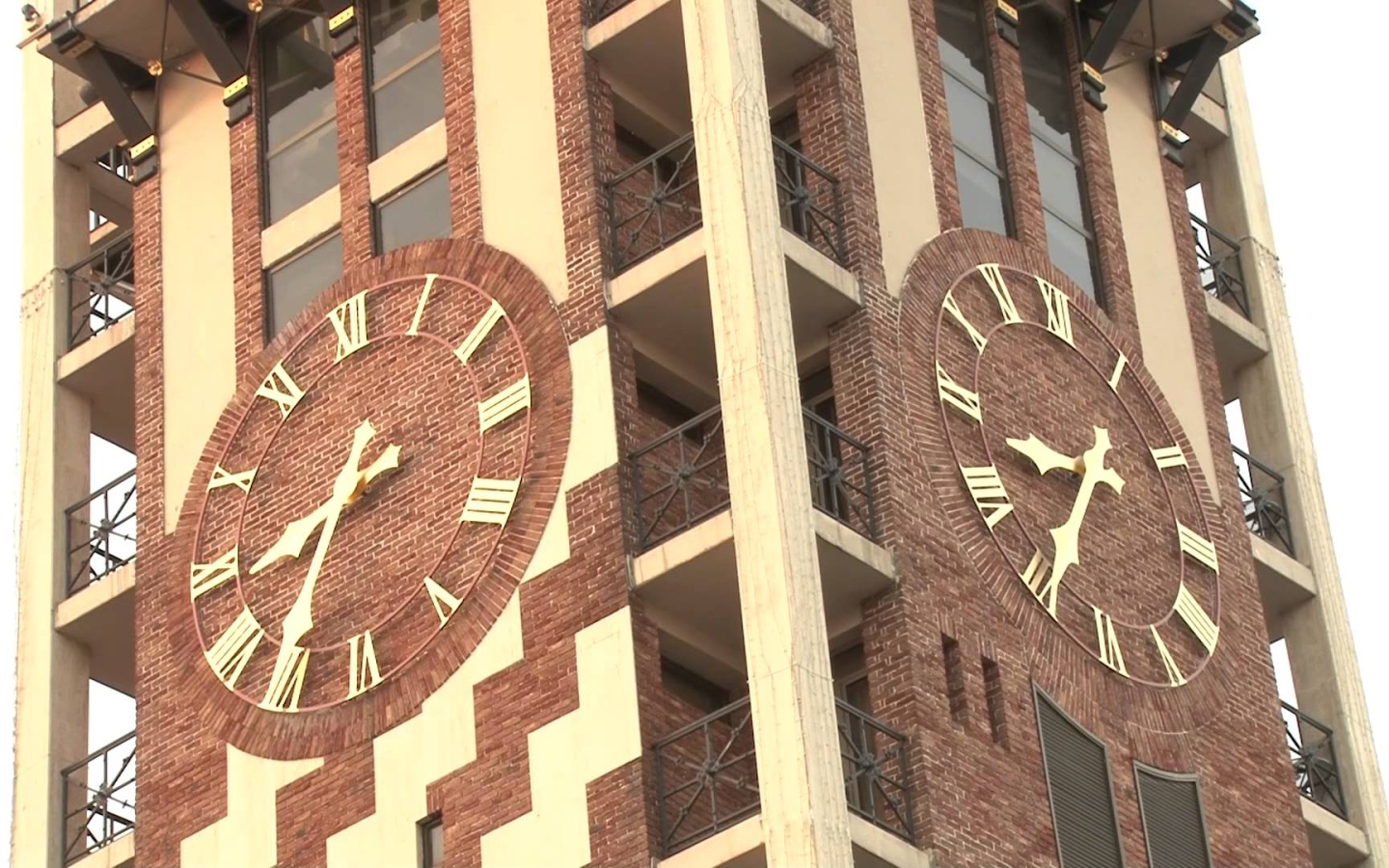 Часы на высотном здании Батуми 