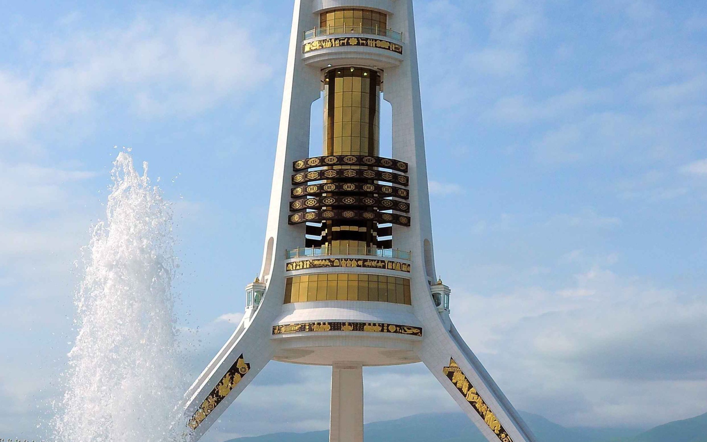 Уч Аяк Башня Свободы город Туркменистан  