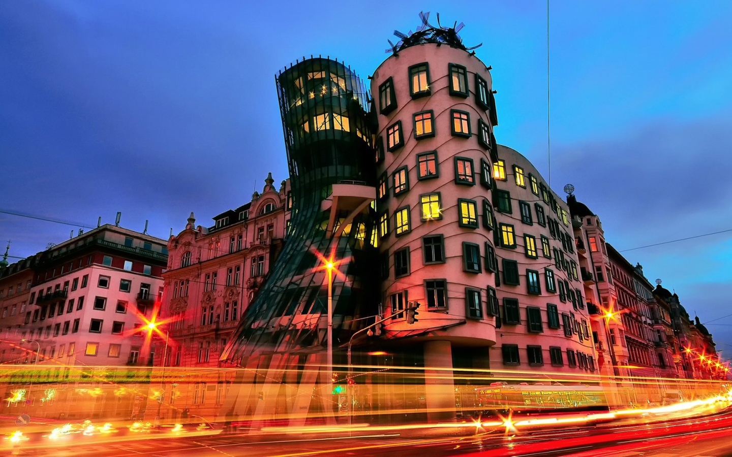 Необычный Танцующий дом,  Прага. Чехия 