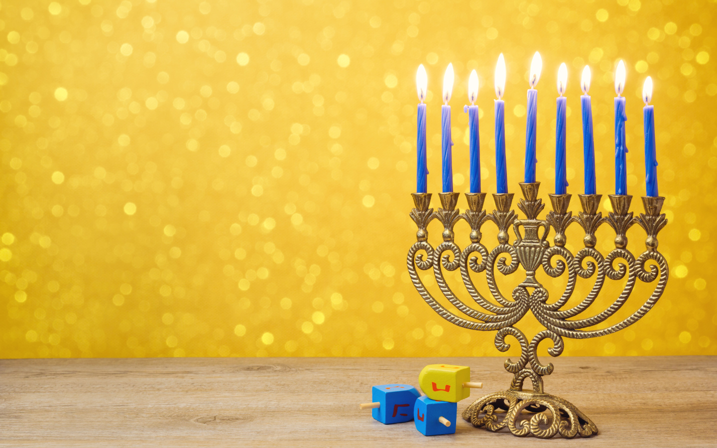 Красивый старинный подсвечник с голубыми свечами