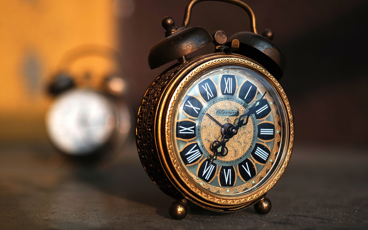 Красивый ретро будильник с черными стрелками